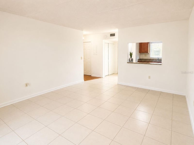 2812 Somerset Park Dr #105, Tampa, FL 33613