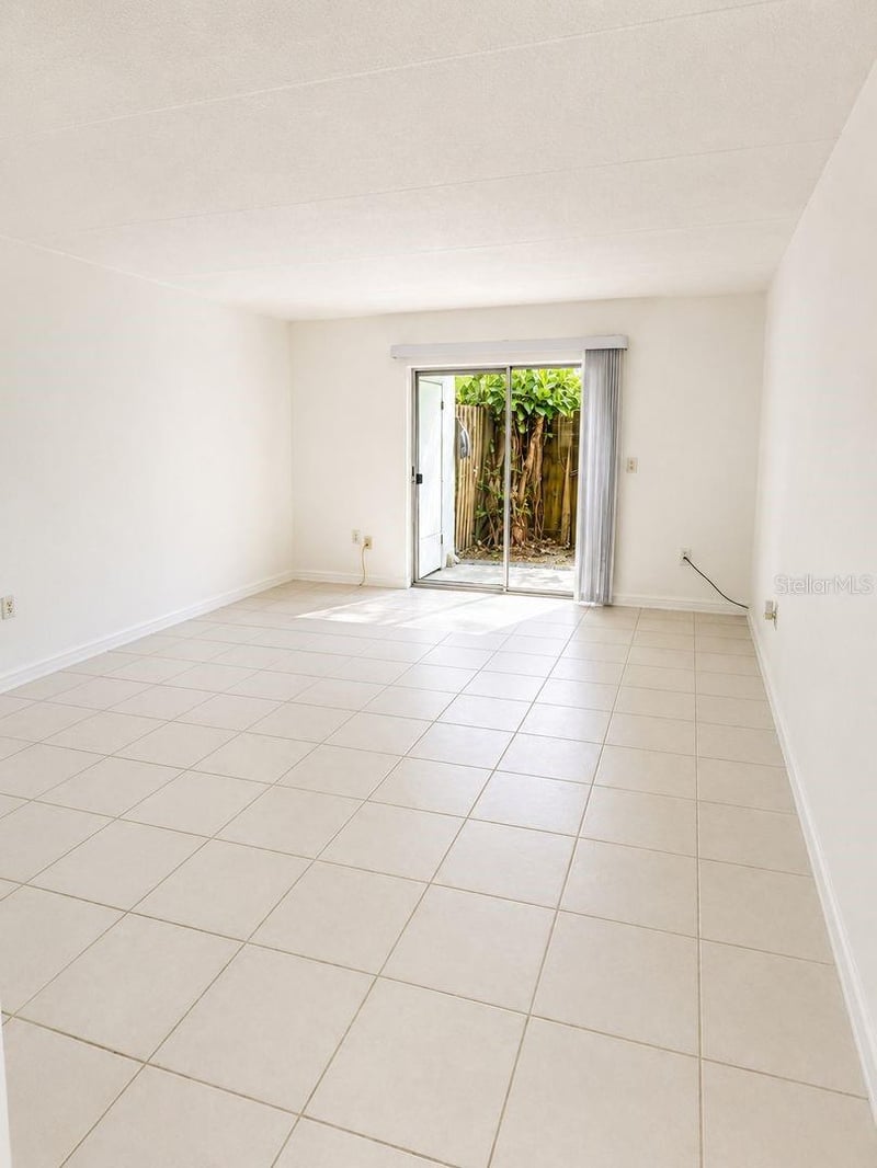 2812 Somerset Park Dr #105, Tampa, FL 33613