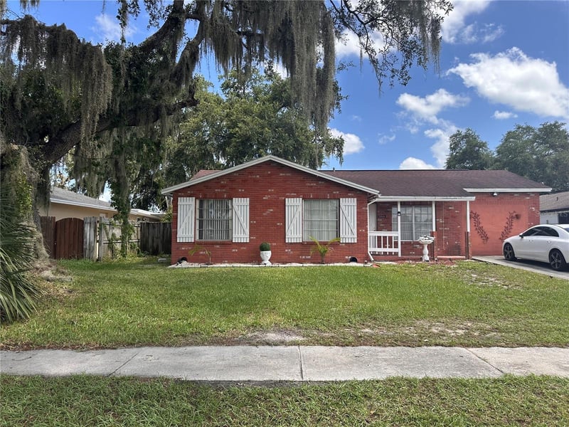 8848 Oak Cir, Tampa, FL 33615