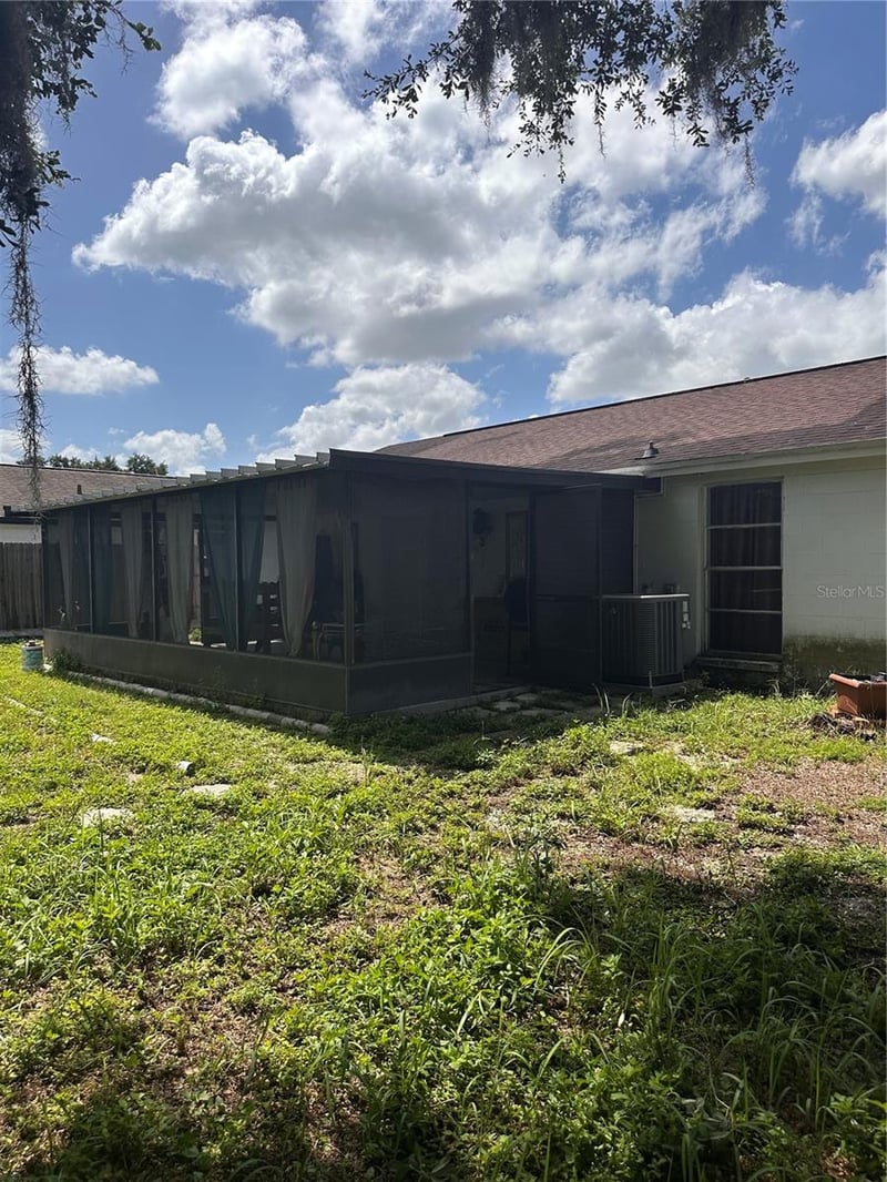 8848 Oak Cir, Tampa, FL 33615