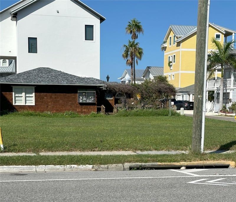 181st Ave W, Redington Shores, FL 33708