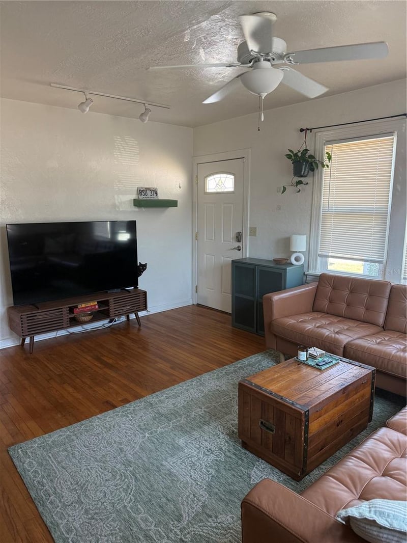 145 Lincoln Cir, St Petersburg, FL 33702