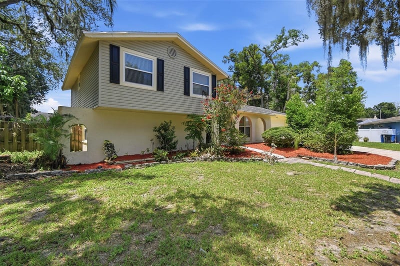 1200 Lake Valrico Ln, Valrico, FL 33594
