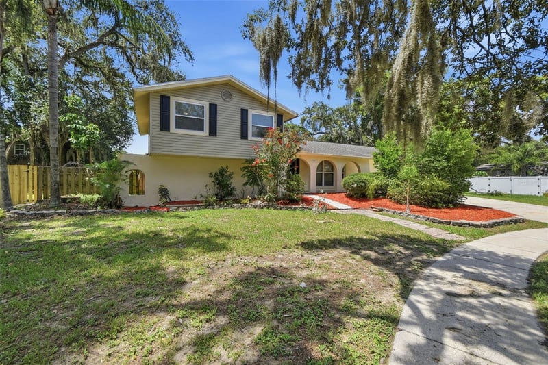 1200 Lake Valrico Ln, Valrico, FL 33594