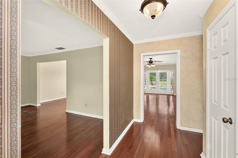 911 Woodcliff Ave, Tampa, FL 33613