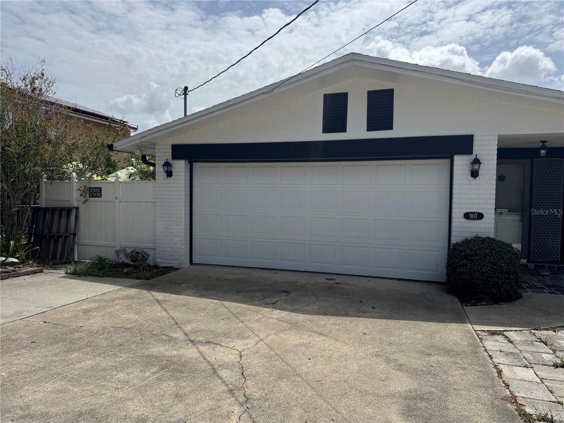 907 Florida Ave, Tarpon Springs, FL 34689