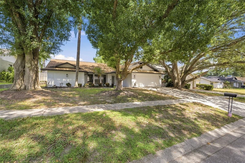 2721 Briarpatch Dr, Valrico, FL 33596