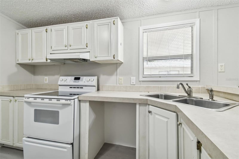 10607 Bay Hills Cir, Thonotosassa, FL 33592