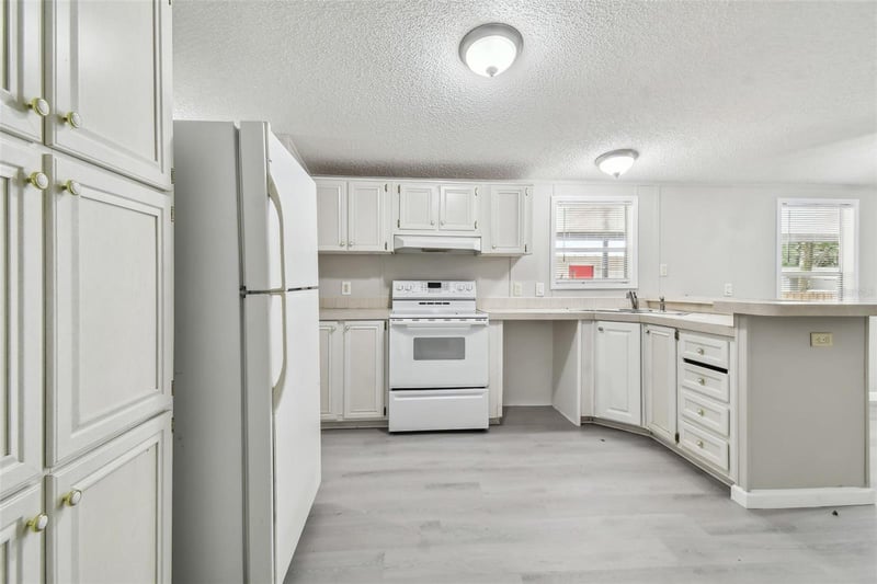 10607 Bay Hills Cir, Thonotosassa, FL 33592