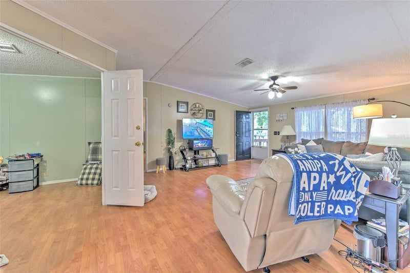 1606 N Kingsway Rd, Seffner, FL 33584