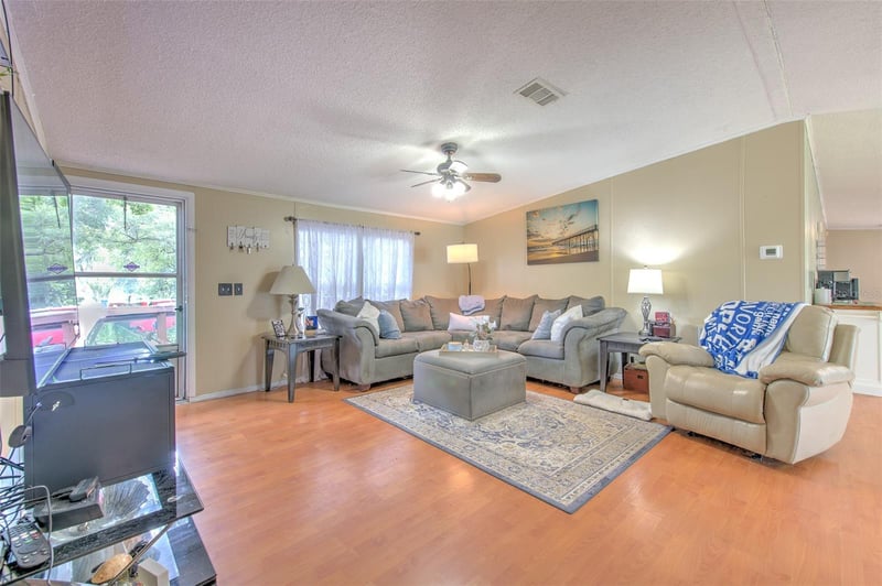 1606 N Kingsway Rd, Seffner, FL 33584