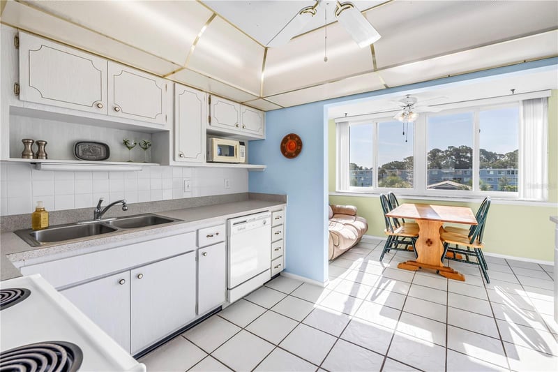 4715 Bay St #320, St Petersburg, FL 33703