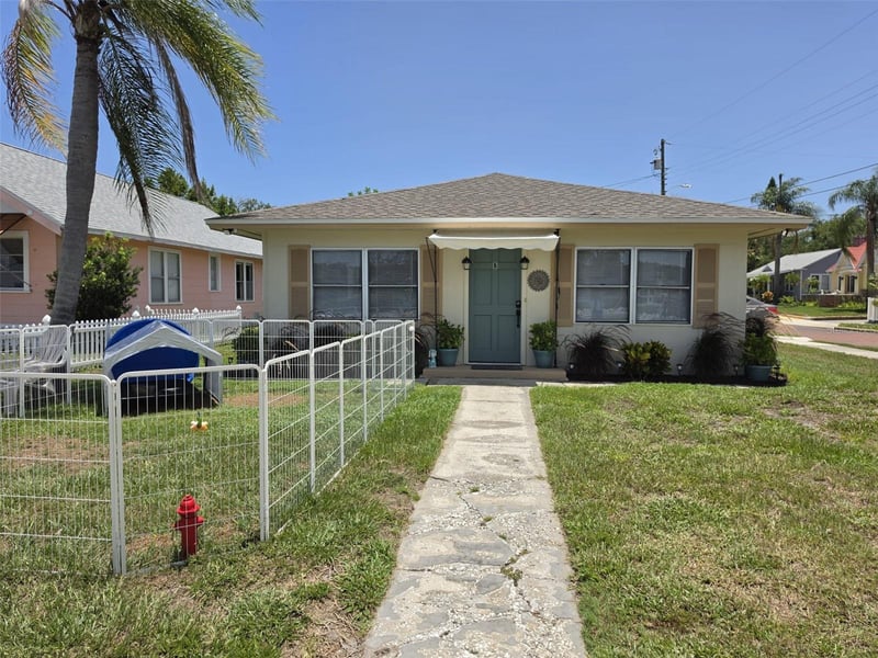 121 Bay St, Tarpon Springs, FL 34689