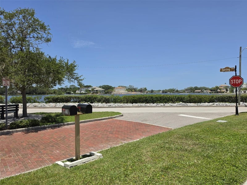 121 Bay St, Tarpon Springs, FL 34689