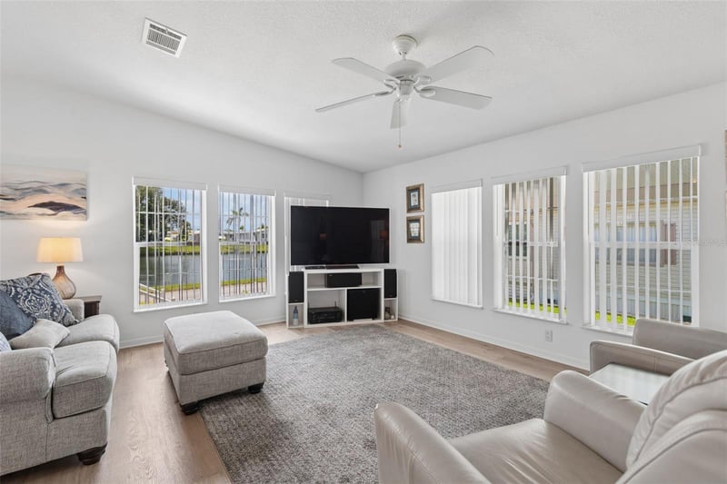 18 Mountain Laurel Dr, Palm Harbor, FL 34684