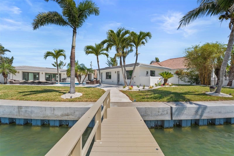 11050 7th St, Treasure Island, FL 33706