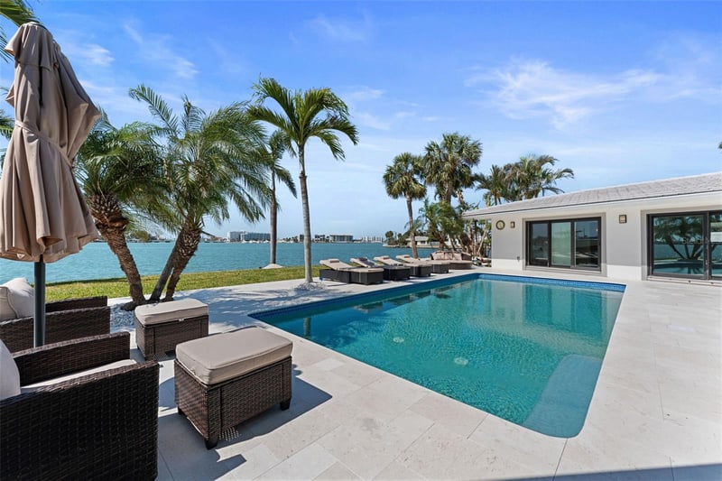 11050 7th St, Treasure Island, FL 33706