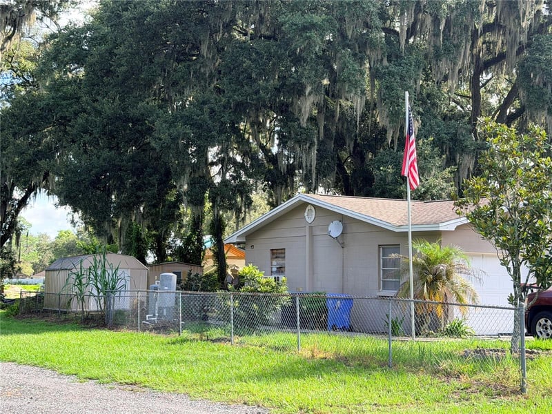 2028 Pleasant Acre Dr, Plant City, FL 33566