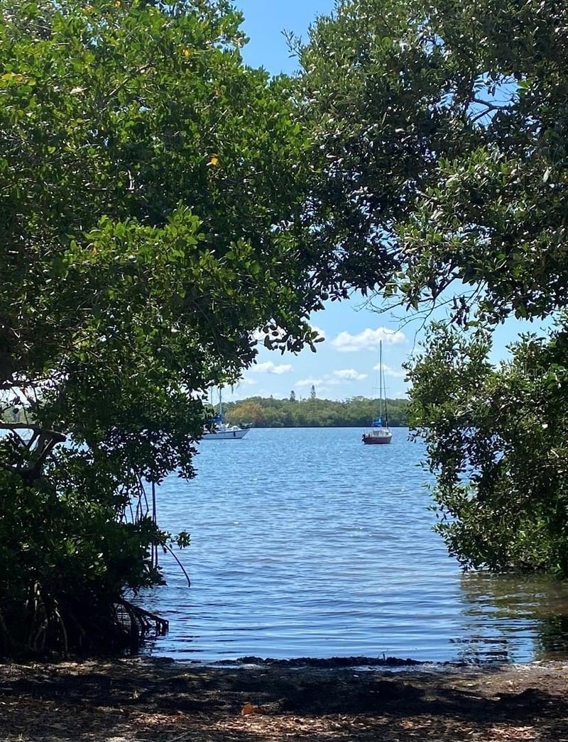 2720 Bayside Dr, St Petersburg, FL 33705