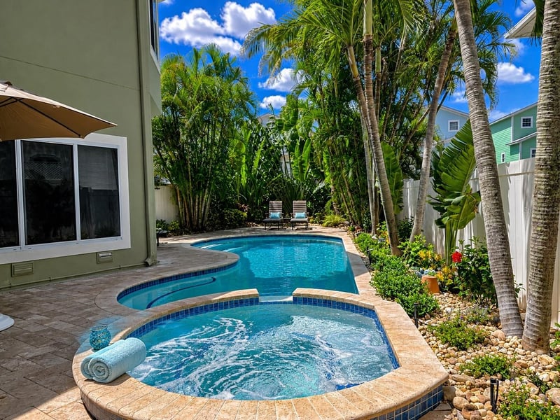 140 50th St, Holmes Beach, FL 34217