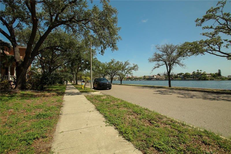424 Channel Dr, Tampa, FL 33606