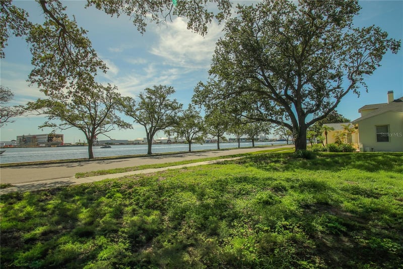 424 Channel Dr, Tampa, FL 33606