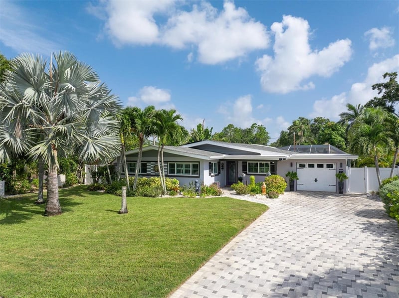 37 Southwind Dr, Belleair Bluffs, FL 33770