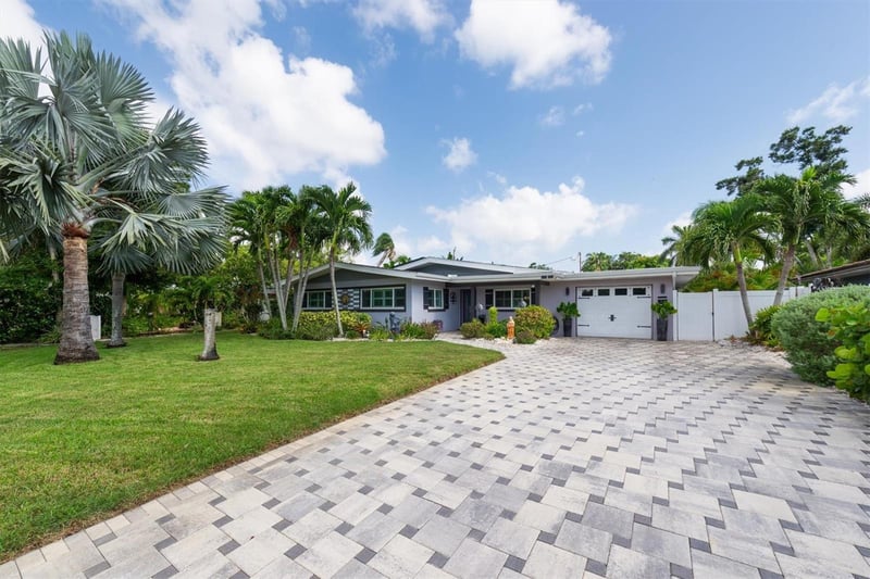 37 Southwind Dr, Belleair Bluffs, FL 33770