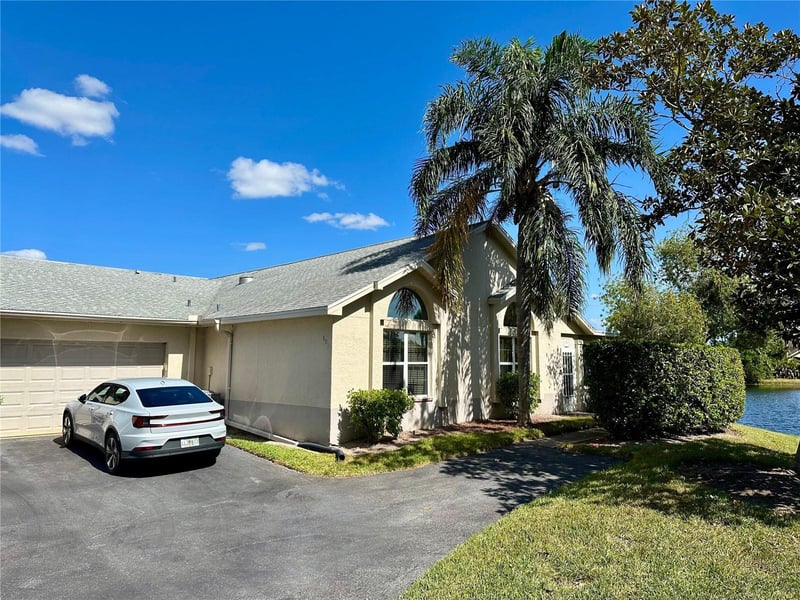 801 Silverthorn Ln, Sun City Center, FL 33573