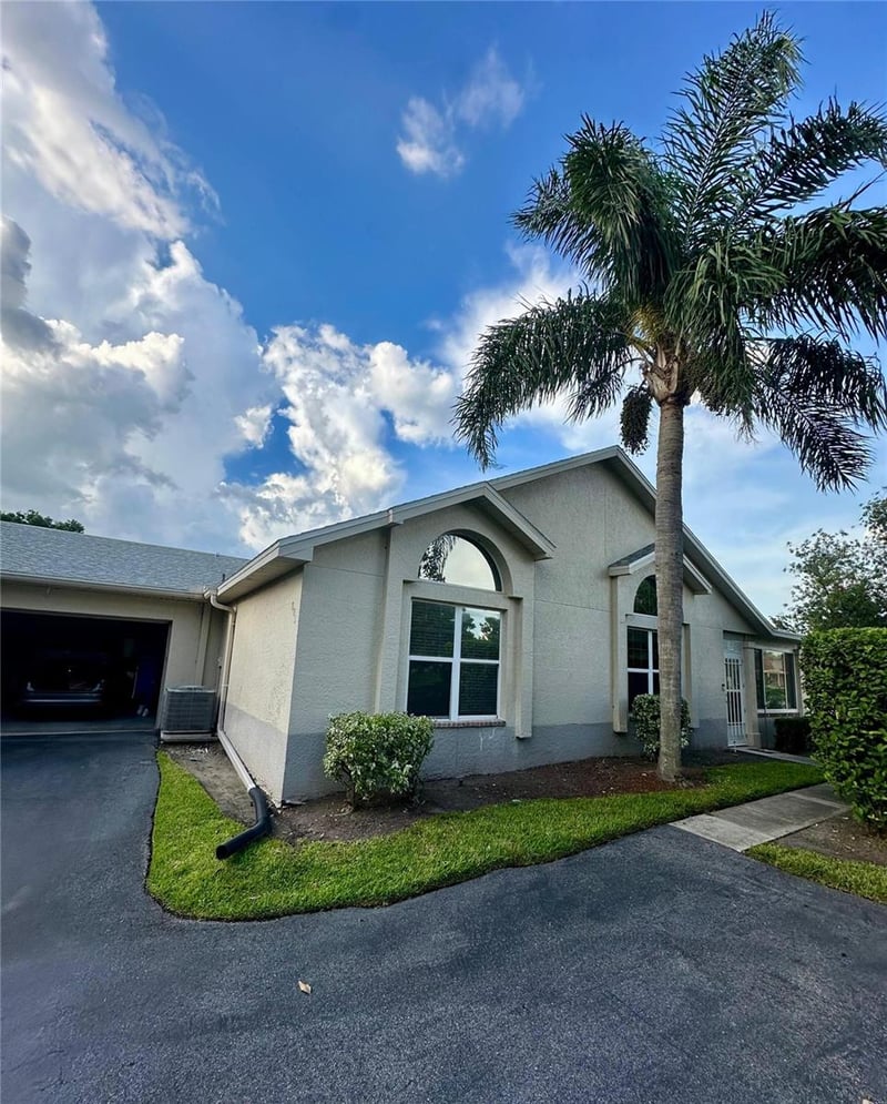 801 Silverthorn Ln, Sun City Center, FL 33573