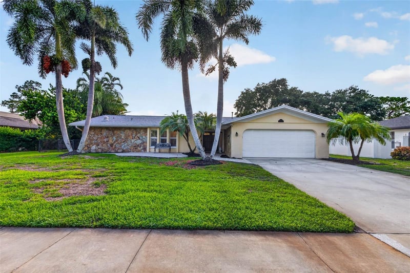 6390 Burning Tree Dr, Seminole, FL 33777