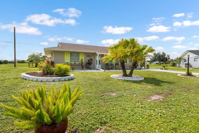 901 Hacienda Dr, Sun City Center, FL 33573