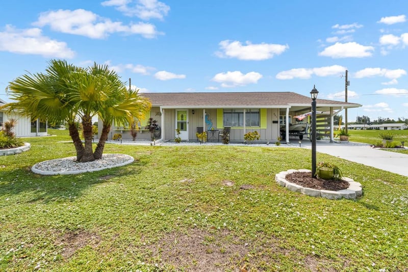 901 Hacienda Dr, Sun City Center, FL 33573