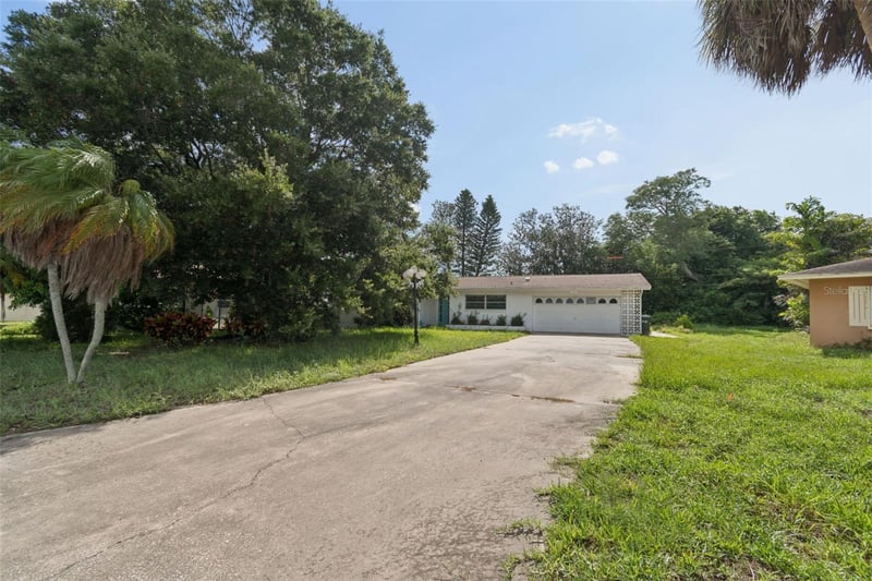 11435 Oval Dr, Largo, FL 33774