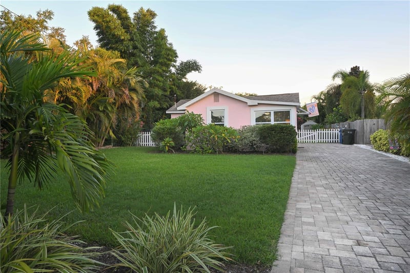 621 Mehlenbacher Rd, Belleair Bluffs, FL 33770