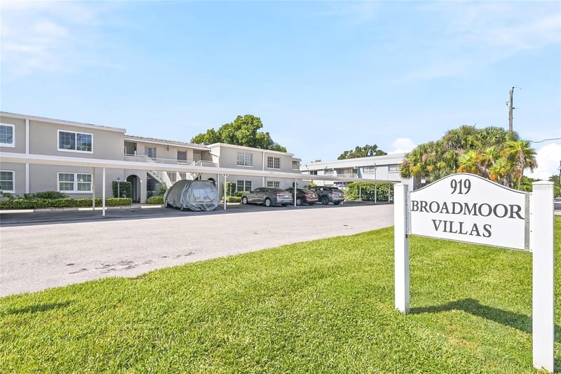 919 Osceola Rd #207, Belleair, FL 33756