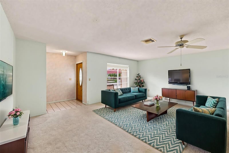 127 Wintersong Ln, Sun City Center, FL 33573
