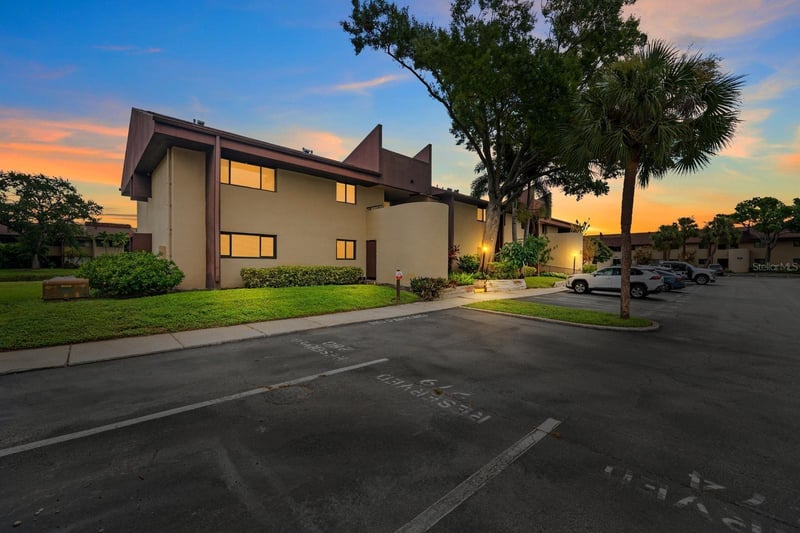 875 Village Dr #101, St Petersburg, FL 33716