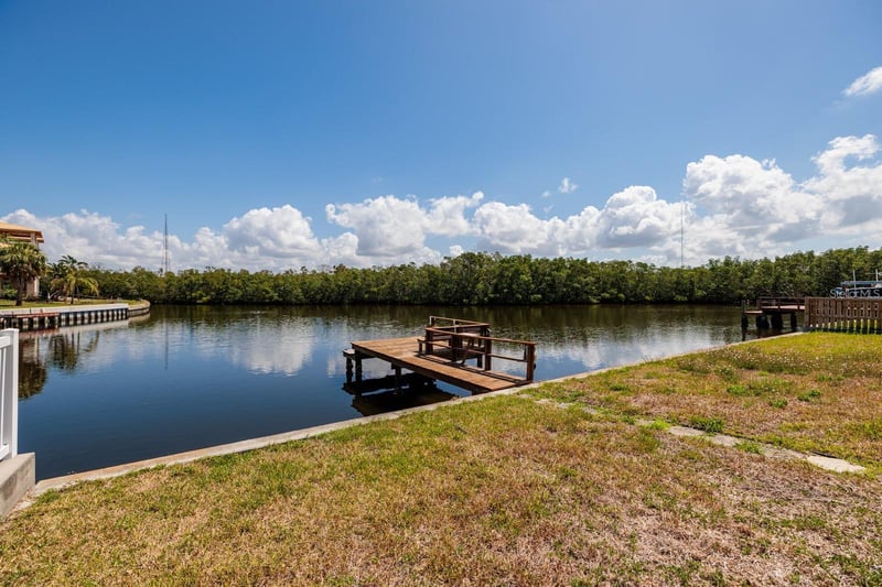 9439 Sun Isle Dr, St Petersburg, FL 33702