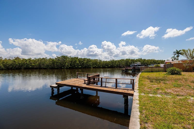 9439 Sun Isle Dr, St Petersburg, FL 33702