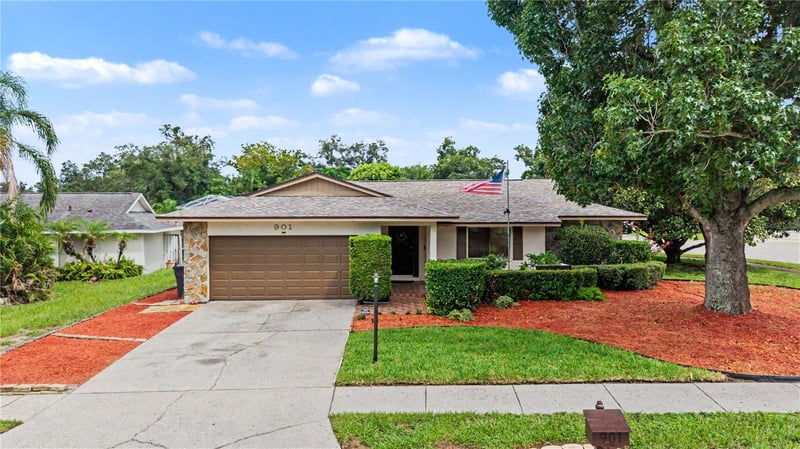 901 Tarawood Ln, Valrico, FL 33594