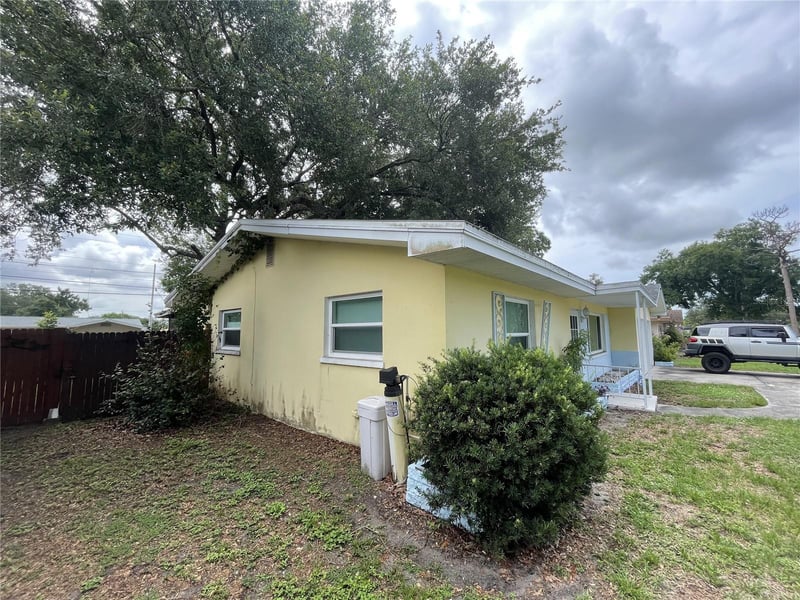 635 Deville Dr, Largo, FL 33771