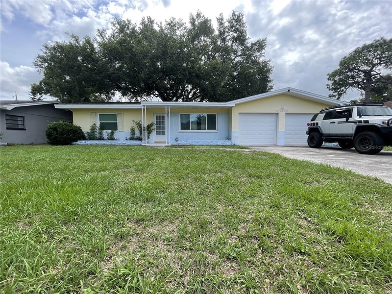 635 Deville Dr, Largo, FL 33771