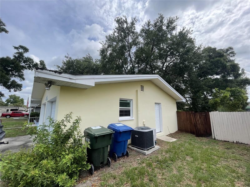 635 Deville Dr, Largo, FL 33771