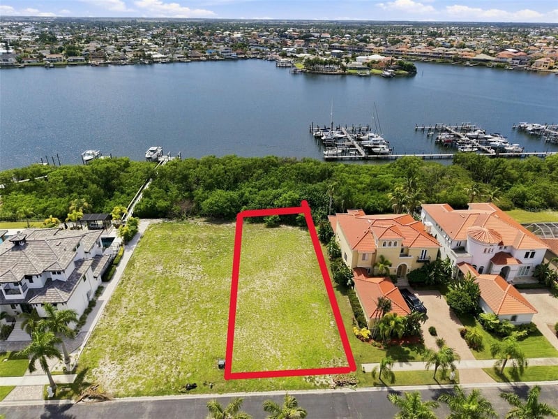6111 Lagomar Ln, Apollo Beach, FL 33572