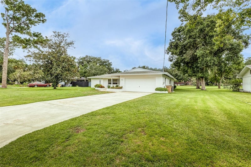 936 Riverhills Dr, Tampa, FL 33617
