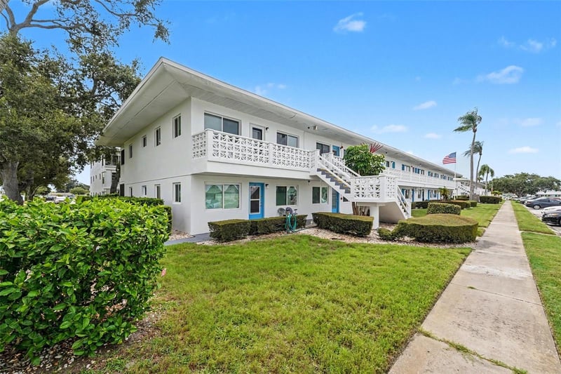 8555 112th St #204, Seminole, FL 33772