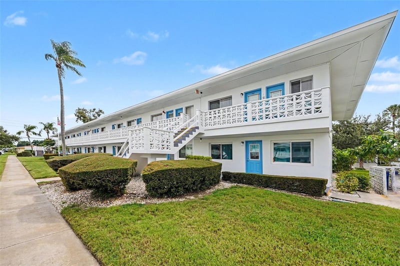 8555 112th St #204, Seminole, FL 33772