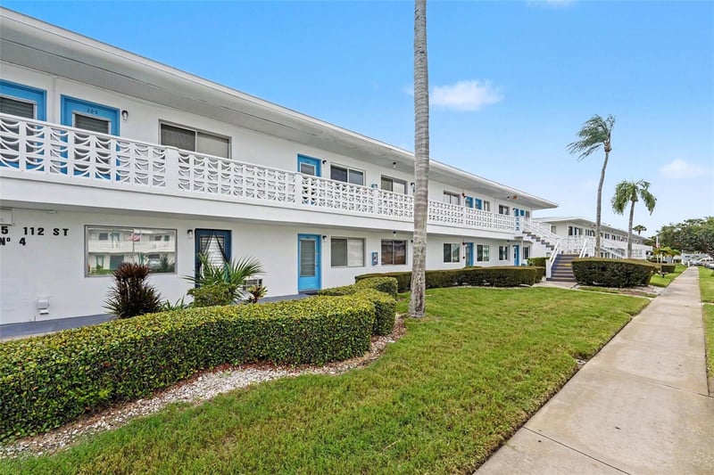 8555 112th St #204, Seminole, FL 33772