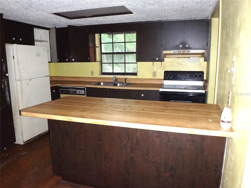 7556 23rd St, Zephyrhills, FL 33540